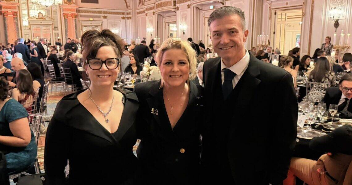 Une soirée qui a reflété le meilleur d’Ottawa Le Gala Cœurs d’or au Fairmont Château Laurier a rassemblé la communauté d’Ottawa dans un puissant élan de générosité, permettant d’amasser plus de 375 000 $ pour soutenir les efforts visant à mettre fin à l’itinérance chez les jeunes et reflétant la compassion et l’esprit qui définissent notre ville.